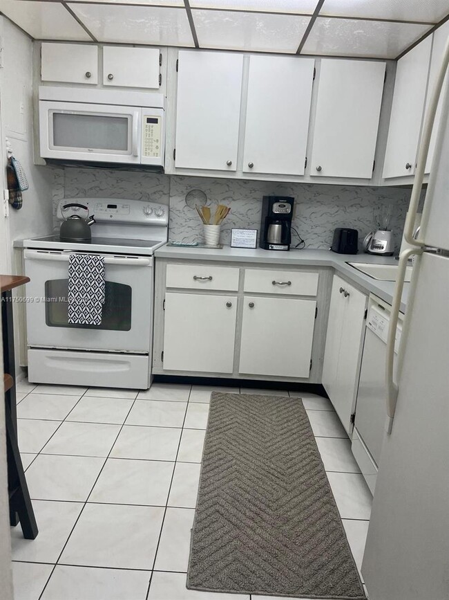 Building Photo - 401 Golden Isles Dr