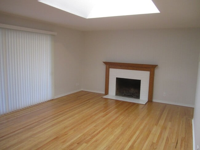 Building Photo - SPACIOUS 3BED, 2 BATH IN EXCELLENT SANTA C...
