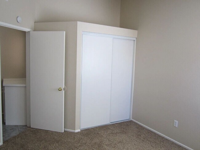 Building Photo - Nice 3 BR in Great MoVal Neighborhood