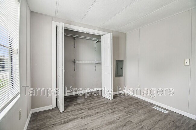 Building Photo - 201 Country Ln