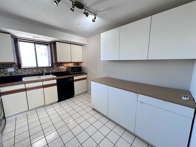 Building Photo - 8509 W Catherine Ave