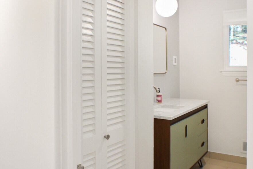 Building Photo - 21 Woodbury Rd