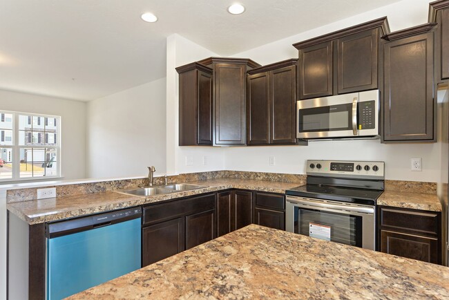 Building Photo - End Unit- 3 Bedroom Townhouse!