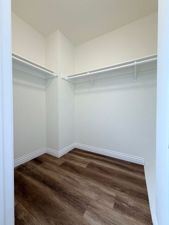 Building Photo - Beautiful End-Unit Townhome 2 bedroom and 1.5 bath