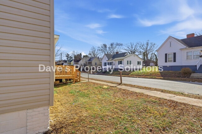 Building Photo - Charming Updated Home in Prime Winston-Salem Location