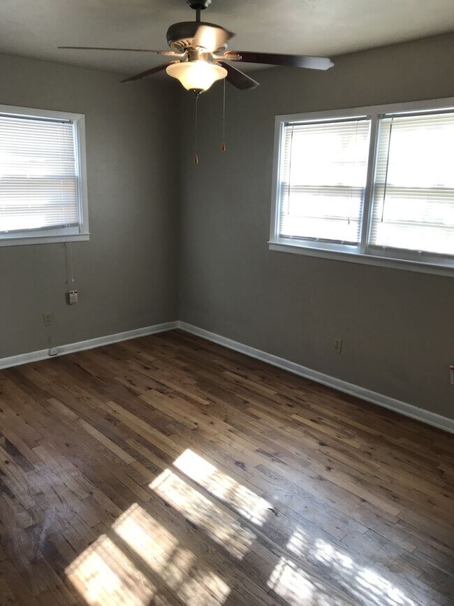 Building Photo - Pre Leasing for fall 2026! 3/2 in Medical District!