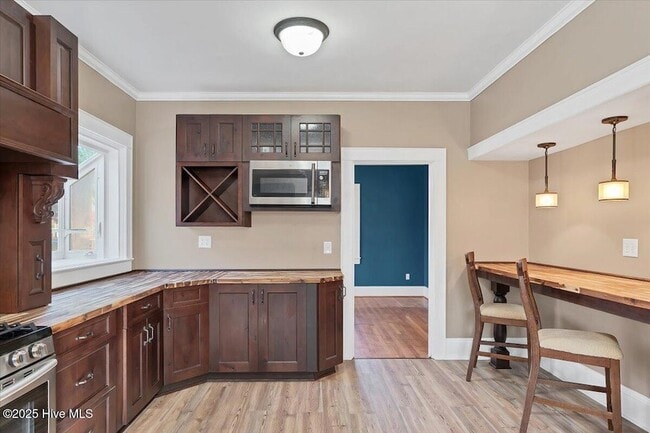 Building Photo - 300 Dogwood Ln