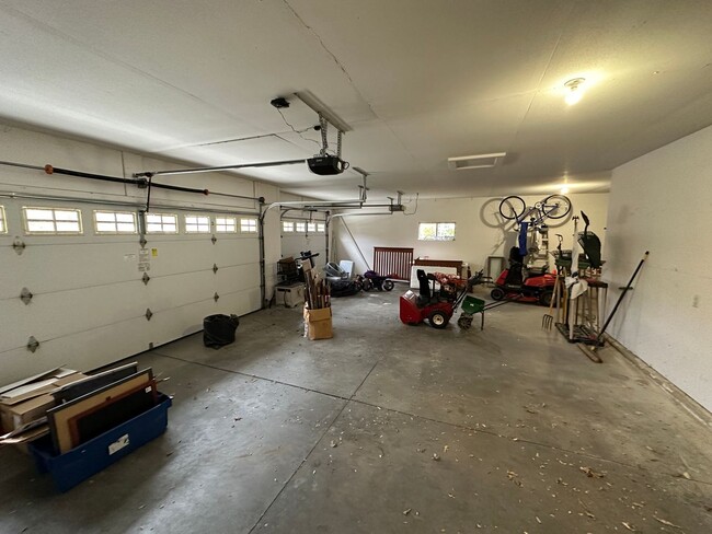 Building Photo - Huge 3BR/3BA house on Madison's West Side!
