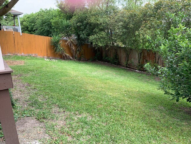 Building Photo - *MOVE IN SPECIAL* Gorgeous Four Bedroom Home with Covered Patio Near Medical Center!!