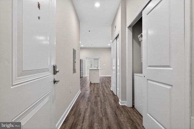 Building Photo - 980 N Marshall St