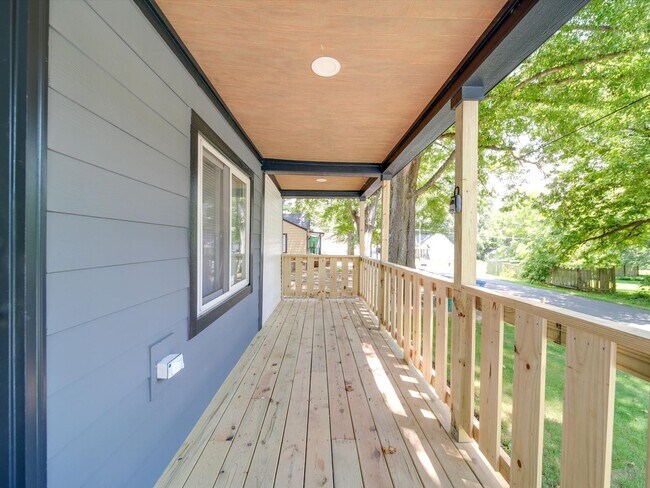 Building Photo - Beautifully Remodeled 3-bedroom, 2 bath house