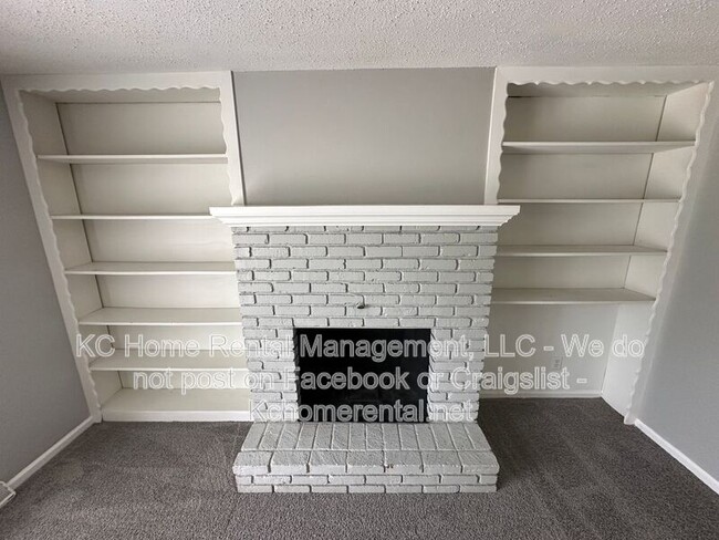 Building Photo - 708 NW Mock Ave