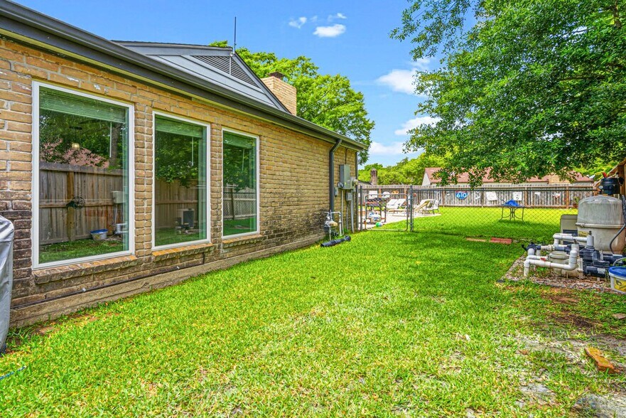 Building Photo - 1046 Apache Falls Dr