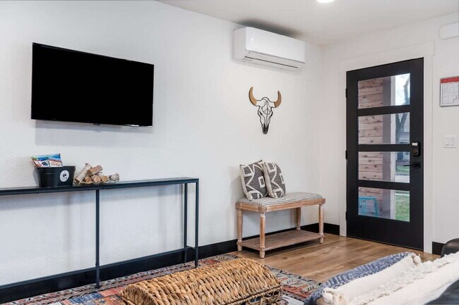 Building Photo - Centrally located fully furnished (Avail. Oct-May)