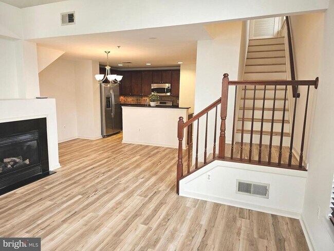 Building Photo - 922 Pine Forest Ln