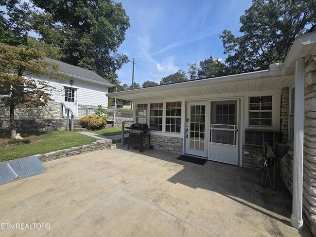 Building Photo - 136 Pine Rd