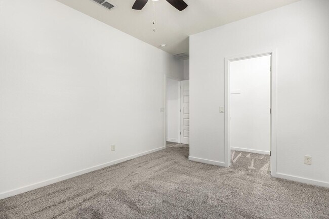 Building Photo - 1035 Carlsbad Dr