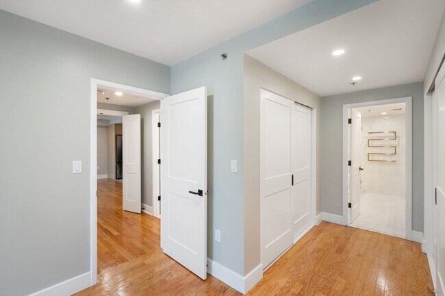 Building Photo - 75-83-83 Cambridge Pkwy