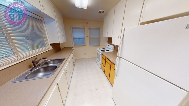 Building Photo - Prime Location - Mt. Tabor Craftsman! Covered Front Porch & Fenced Backyard