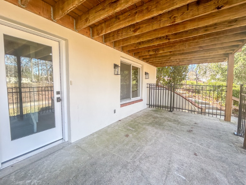 Building Photo - 15 Sloan Ln