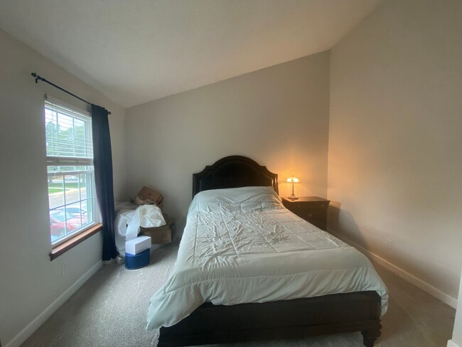 Building Photo - Cozy 2B/2B Remodeled Town Home Just Minute...