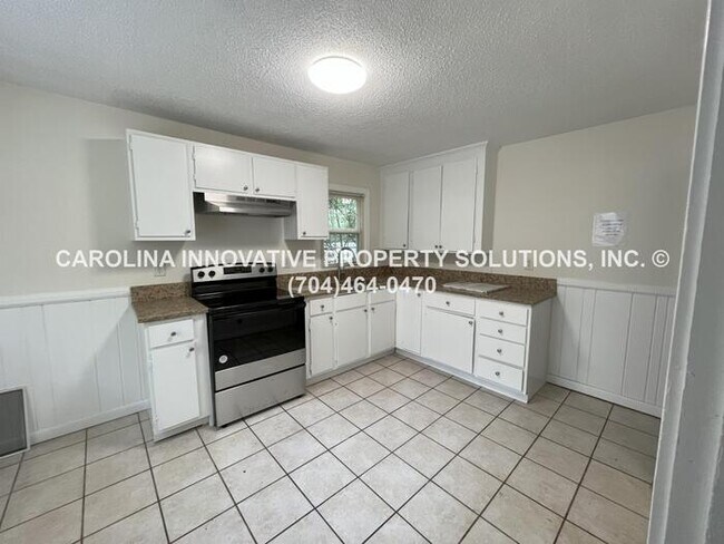 Building Photo - 2830 Phillips Ave