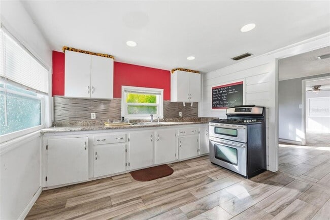 Building Photo - 8010 Riverview Dr