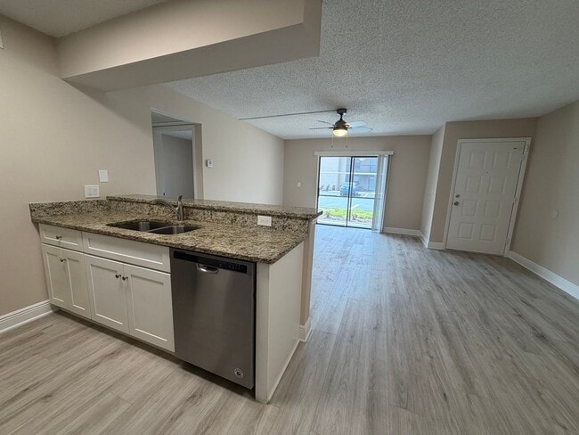 Building Photo - 5315 Summerlin Rd
