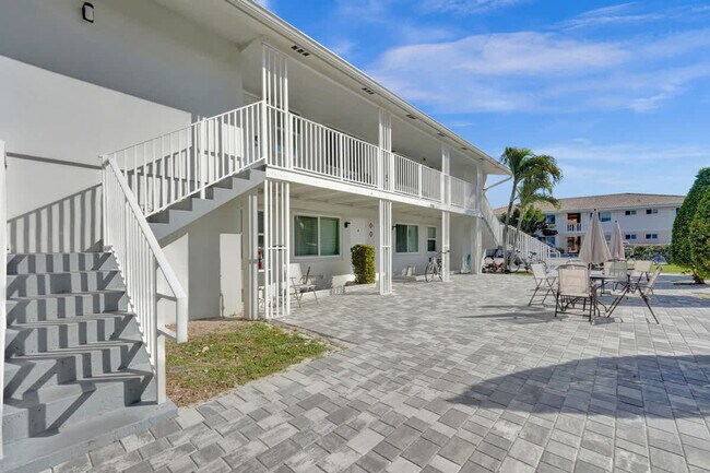 Building Photo - 906 N Riverside Dr