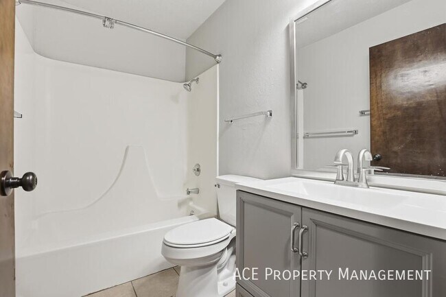 Building Photo - 733 Dakota Dr