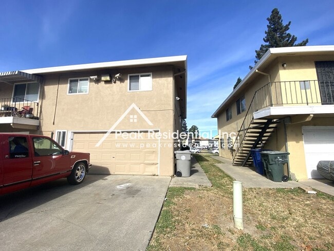 Building Photo - Spacious 2bd/1ba Sacramento Fourplex