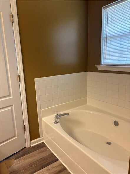 Building Photo - 664 Rosewood Cir