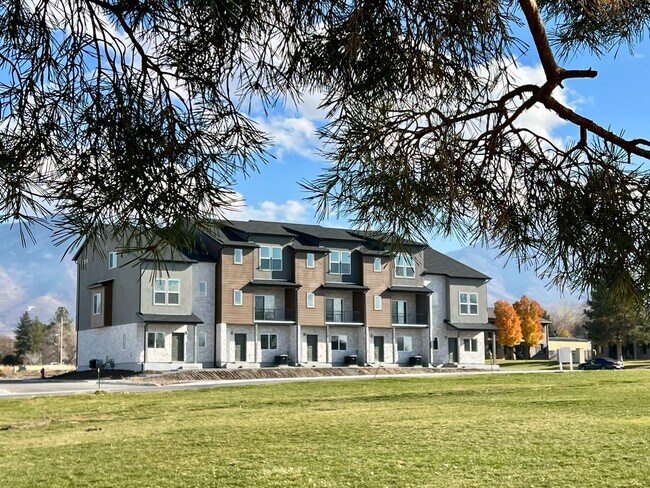 Building Photo - TOWNHOMES FOR RENT - AVAILABLE NOW