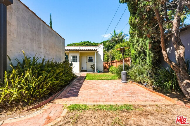 Building Photo - 2613 Cloverfield Blvd
