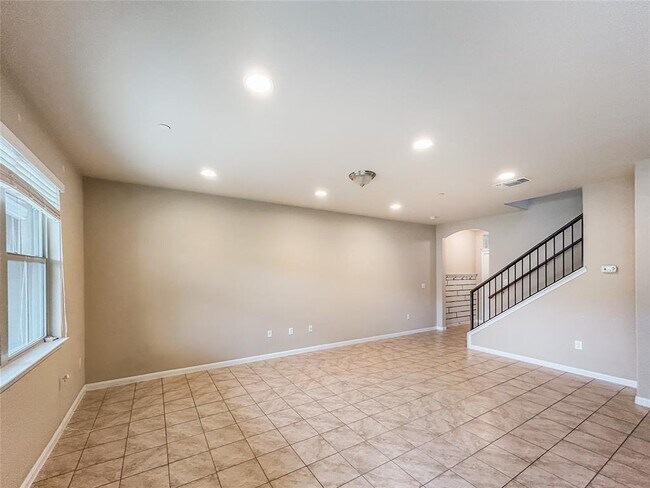 Building Photo - 2880 Donnell Dr