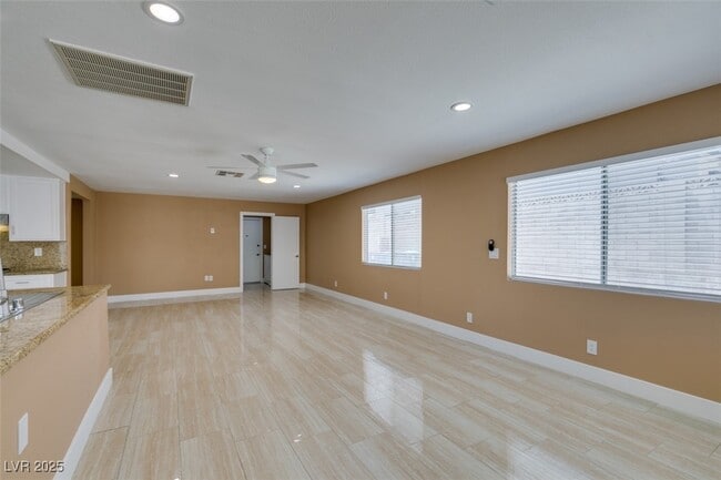 Building Photo - 3966 Green Leaf Dr