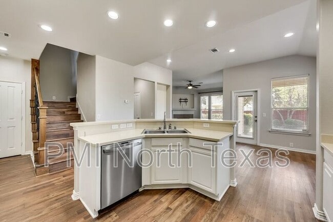 Building Photo - 1325 Mockingbird Dr