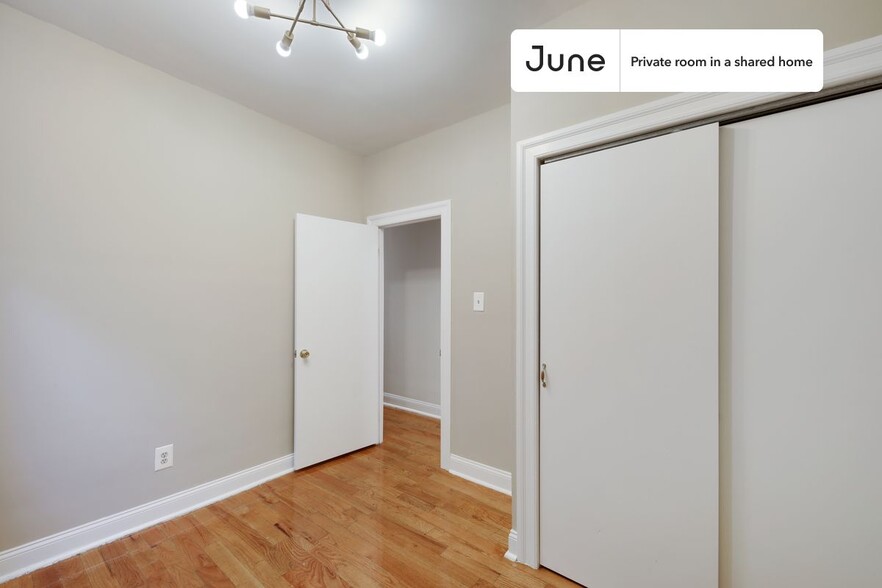 Building Photo - Private bedroom in 4 bed/1 bath Home