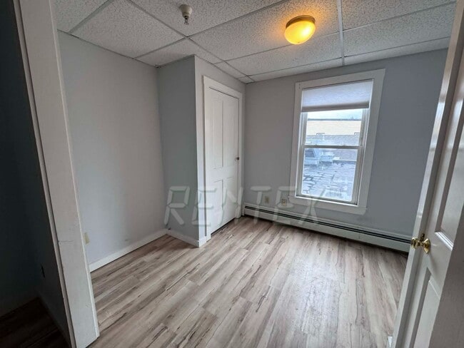 Building Photo - Apartment in Downtown Lisbon Falls