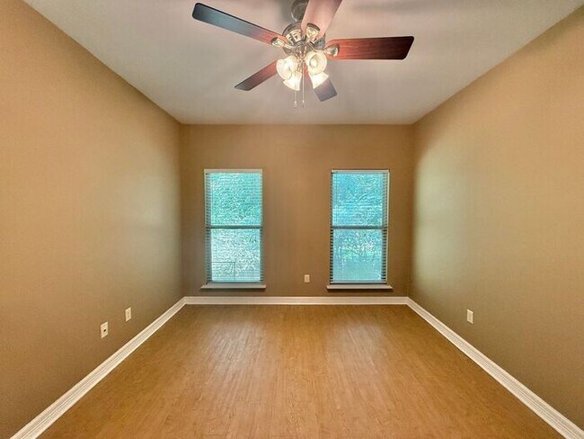 Building Photo - 4 Bedroom 3.5 Bath Duplex in East Tyler!