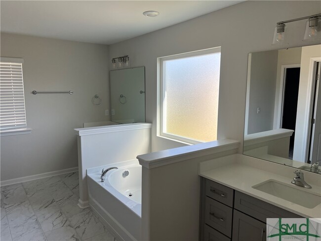 Building Photo - 112 Kenwood Cir