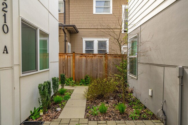 Building Photo - 5210b Brooklyn Ave NE