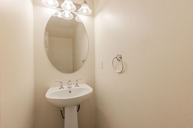 Building Photo - 3 Bedroom Townhouse with Bonus Loft/Office