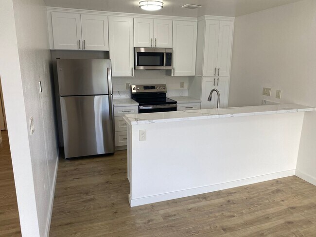 Building Photo - 2BR/2BA Upstairs Condo with Two-Car Garage