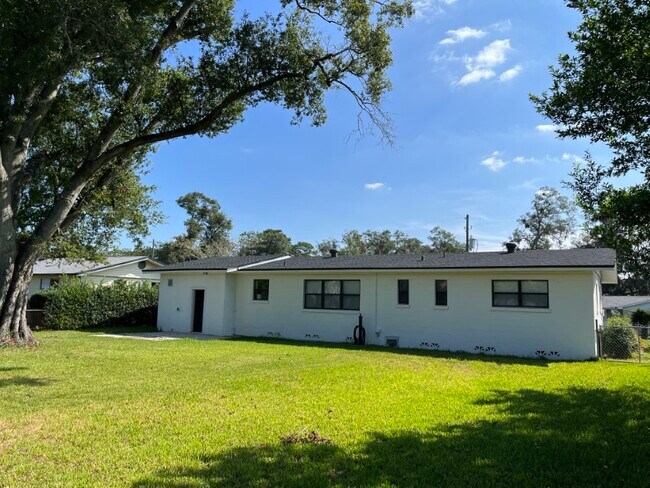 Building Photo - 1348 Lamanto Ave E