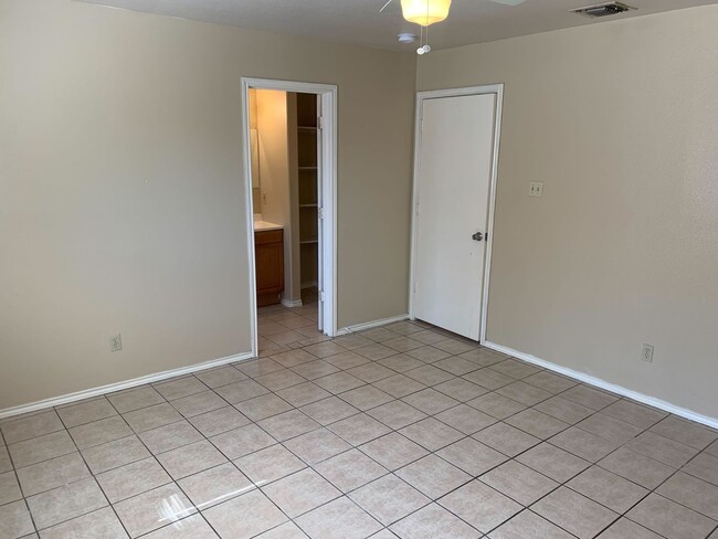 Building Photo - Charming 3-Bed, 2-Bath Home with Fenced Ya...