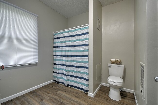 Building Photo - 635 S McKee St