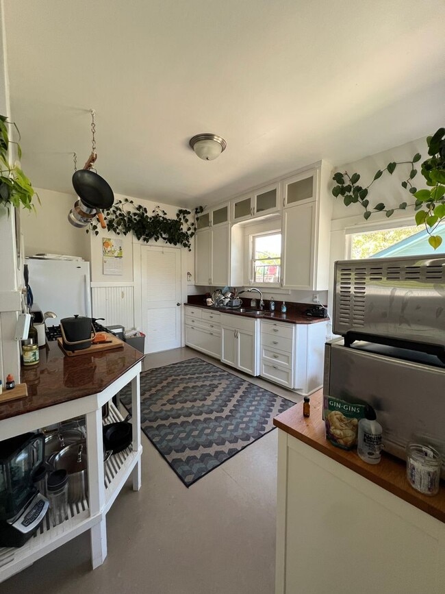 Building Photo - Charming 1910 Craftsman Home – 3BR/2BA + B...
