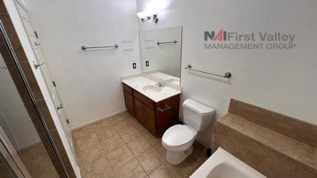 Building Photo - 2 Bedrooms, 2 Baths