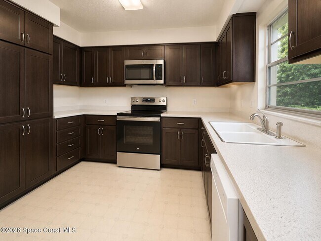 Building Photo - 3080 Royal Oak Dr